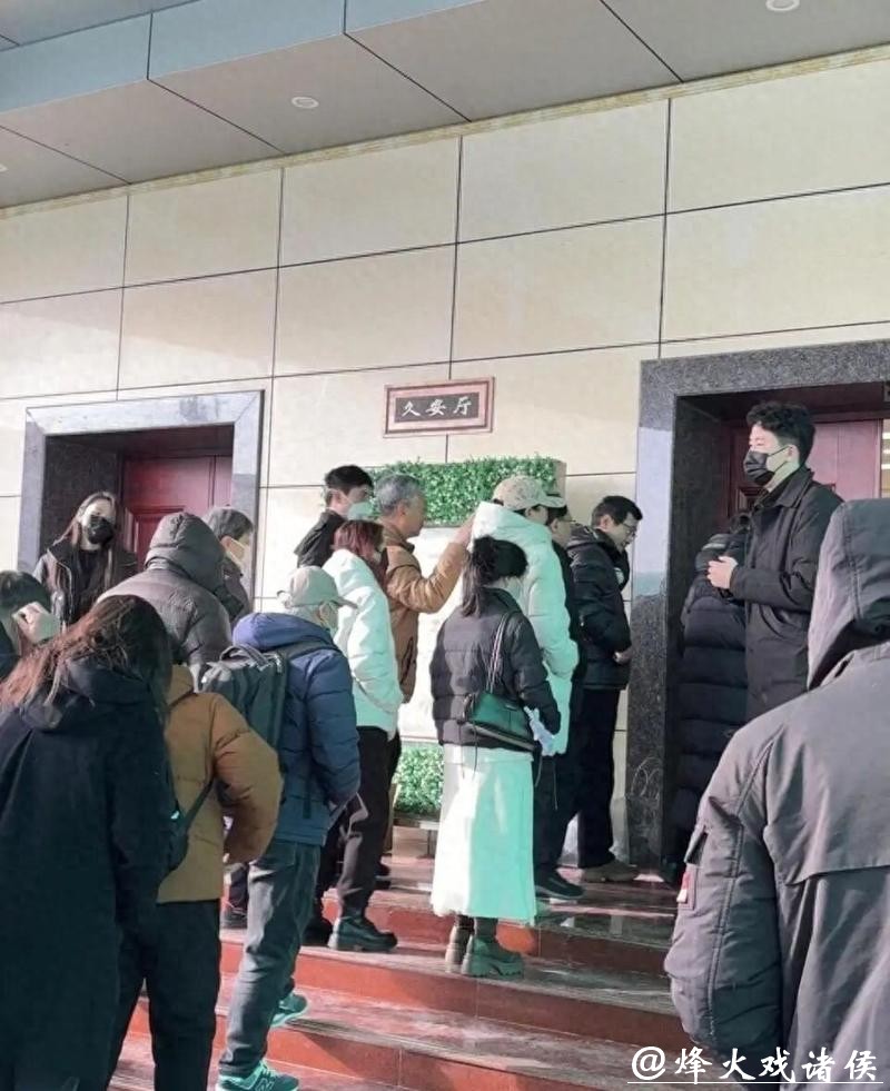 何晴告别仪式京举行,六小龄童、唐国强敬献挽联,临时开放观众排队送别 何晴告别仪式京举行,六小龄童、唐国强敬献挽联,临时开放观众排队送别